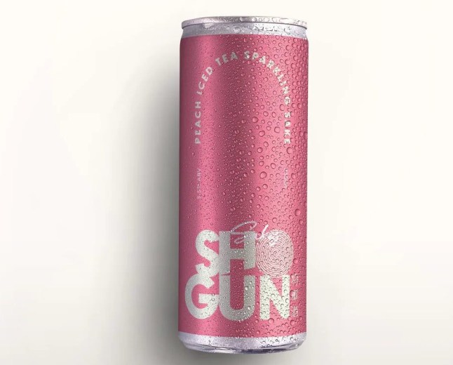 A tin of Sho Gun Peach Iced Tea Sparkling Sake on a white and grey background