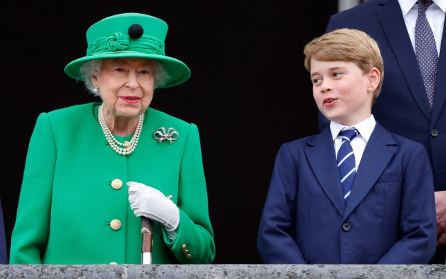 LONDON, UNITED KINGDOM - JUNE 05: (EMBARGOED FOR PUBLICATION IN UK NEWSPAPERS UNTIL 24 HOURS AFTER CREATE DATE AND TIME) Queen Elizabeth II and Prince George of Cambridge stand on the balcony of Buckingham Palace following the Platinum Pageant on June 5, 2022 in London, England. The Platinum Jubilee of Elizabeth II is being celebrated from June 2 to June 5, 2022, in the UK and Commonwealth to mark the 70th anniversary of the accession of Queen Elizabeth II on 6 February 1952. (Photo by Max Mumby/Indigo/Getty Images)