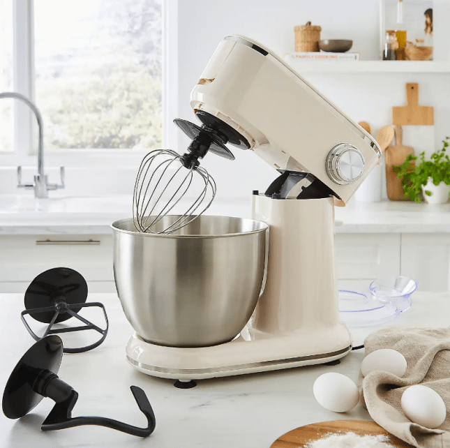 Cream mixer with accessories for baking