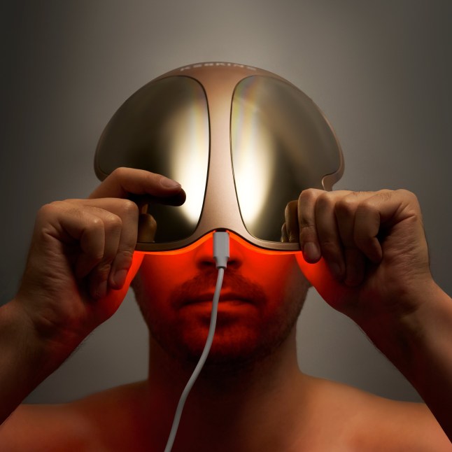 Man wearing the Keskine LED mask