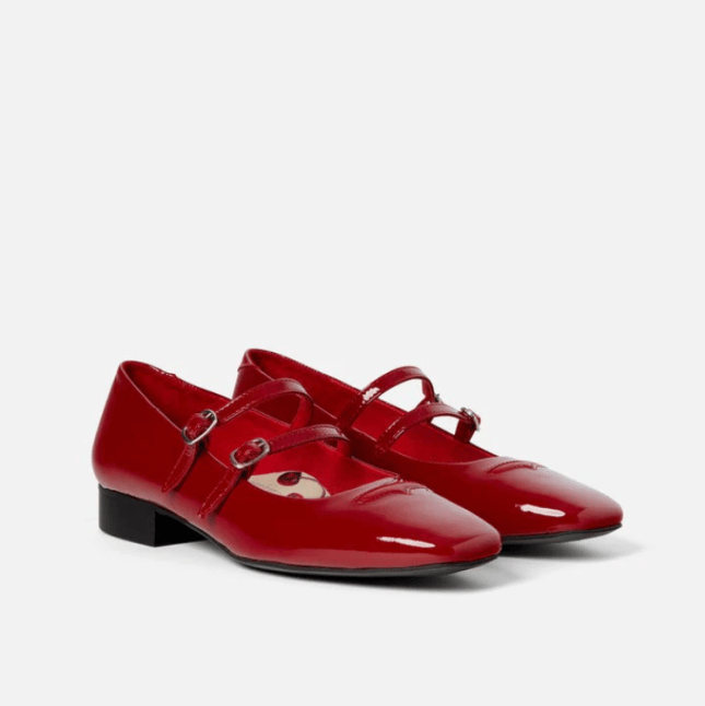 Shiny red shoes with block heel