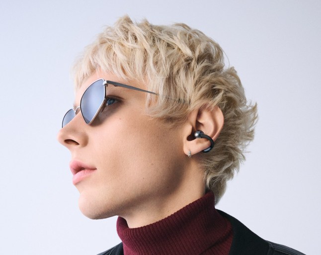 Man wearing the HUAWEI FreeClip 2 earbuds